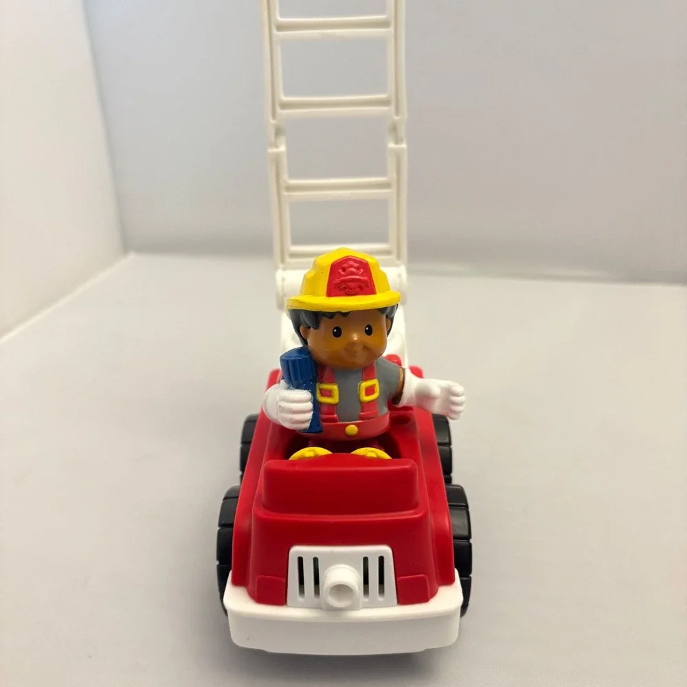 Fisher‎ Price Little People Fire Truck Firefighter Toy Ladder Vehicle 2010 FO